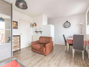 sala de estar con silla y mesa en Studio Hendaye, 1 pièce, 3 personnes - FR-1-2-304, en Hendaya