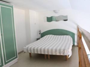 Appartement La Rochelle, 1 pièce, 4 personnes - FR-1-246-77にあるベッド