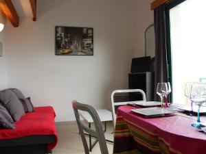 Appartement La Rochelle, 1 pièce, 4 personnes - FR-1-246-77にあるテレビまたはエンターテインメントセンター