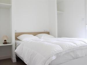 ラ・ロシェルにあるAppartement La Rochelle, 2 pièces, 4 personnes - FR-1-246-158の白いベッド(白いシーツ、枕付)