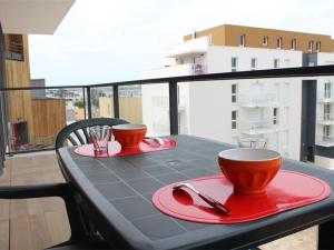 ラ・ロシェルにあるAppartement La Rochelle, 2 pièces, 4 personnes - FR-1-246-158のバルコニーの上にテーブルとカップ2杯