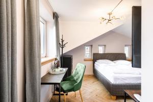 a bedroom with a bed and a desk and a chair at TILTŲ NAMAI Self Check-in Apartments in Klaipėda