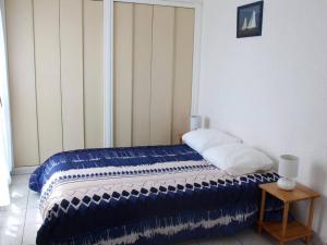 ラ・ロシェルにあるAppartement La Rochelle, 2 pièces, 4 personnes - FR-1-246-170のベッドルーム1室(青と白の毛布付きのベッド1台付)