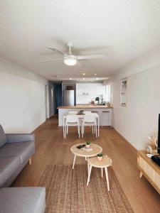 Posedenie v ubytovaní Stylish getaway, beach views, 2 mins from shops