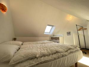 カルナックにあるAppartement Carnac, 2 pièces, 4 personnes - FR-1-377-11の窓付きのベッドルームの大型ベッド1台
