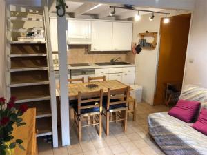 eine Küche und ein Esszimmer mit einem Tisch im Zimmer in der Unterkunft Villa Port Leucate, 3 pièces, 6 personnes - FR-1-81-445 in Port Leucate