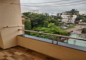 d'un balcon avec vue sur la ville. dans l'établissement Shiv- Vatsalya Homestay, à Nashik