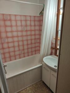 ein Badezimmer mit einem Waschbecken, einer Badewanne und einem WC in der Unterkunft Studio Les Contamines Montjoie - Les Combettes - Le Lay - WIFI INCLUS in Les Contamines-Montjoie