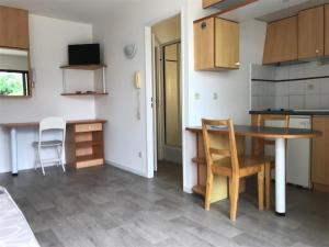 a kitchen and dining room with a table and chairs at Appartement La Rochelle, 1 pièce, 2 personnes - FR-1-246-304 in La Rochelle