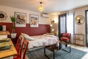 sypialnia z łóżkiem, stołem i krzesłami w obiekcie Jolie Maison de ville proche centre-ville w Awinionie