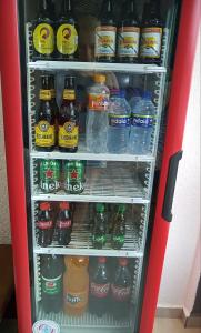 サン・ビセンテにあるLar de fériasの赤い冷蔵庫(ボトル入り飲料水付)