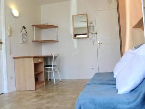 ラ・ロシェルにあるAppartement La Rochelle, 2 pièces, 4 personnes - FR-1-246-309のベッドルーム(ベッド1台、デスク、鏡付)