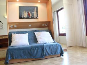 ラ・ロシェルにあるAppartement La Rochelle, 2 pièces, 4 personnes - FR-1-246-309のベッドルーム1室(青いシーツと白い枕のベッド1台付)