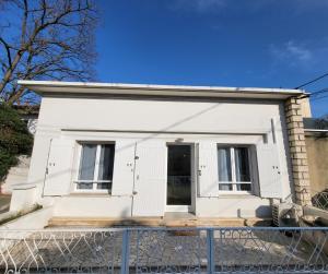 a white house with a fence in front of it at Jolie Maison de ville proche centre-ville in Avignon