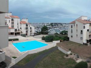 ein Schwimmbad in der Mitte eines Gebäudes in der Unterkunft Appartement La Rochelle, 2 pièces, 4 personnes - FR-1-246-310 in La Rochelle