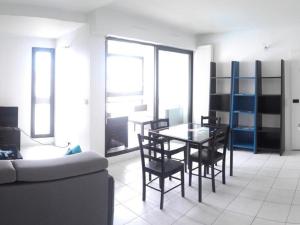ein Wohnzimmer mit einem Tisch, Stühlen und einem Sofa in der Unterkunft Appartement La Rochelle, 2 pièces, 4 personnes - FR-1-246-310 in La Rochelle