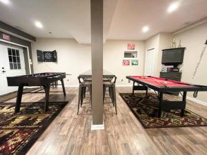 Habitación con 2 mesas de ping pong y TV. en 4 min to Bryce, In/Outdoor Fireplace, XL Gameroom, en Basye
