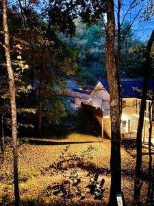 una vista de una casa en medio de un bosque en 4 min to Bryce, In/Outdoor Fireplace, XL Gameroom, en Basye