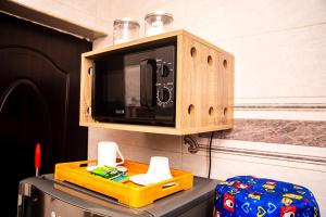 Kuchyň nebo kuchyňský kout v ubytování LOTUS EXECUTIVE SUITE, RHODABODE APT.