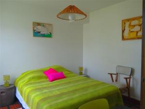 カルナックにあるMaison Carnac, 5 pièces, 9 personnes - FR-1-377-26のベッドルーム1室(緑のベッド1台、ピンクの枕付)