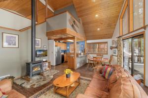a living room with a couch and a fireplace at Jack's Cabin by NW Comfy Cabins in Leavenworth