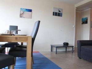 ラ・ロシェルにあるAppartement La Rochelle, 4 pièces, 8 personnes - FR-1-246-420のデスク、椅子、テーブルが備わる客室です。