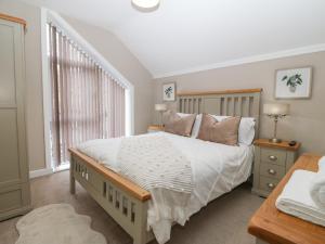Un dormitorio con una cama grande y una ventana en Ty Bains en Caernarfon