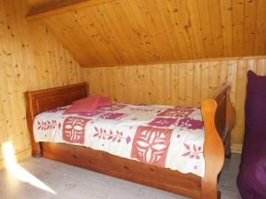 ein Schlafzimmer mit einem Bett in einer Holzhütte in der Unterkunft Chalet Cabourg, 4 pièces, 8 personnes - FR-1-465-22 in Cabourg