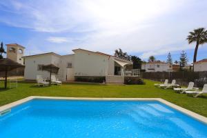 Bazén v ubytovaní VILLA LUNA Beach Premium 9PAX alebo v jeho blízkosti