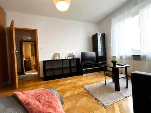 un soggiorno con TV e tavolo di Old Town Apartment a Cracovia