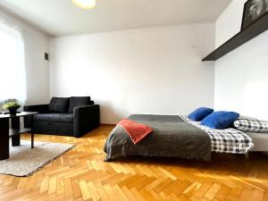 una camera con letto e divano di Old Town Apartment a Cracovia