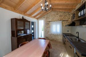 - une cuisine avec un comptoir en bois dans l'établissement Artemis Traditional House, à Valeriános