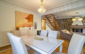 una sala da pranzo con tavolo bianco e sedie bianche di El Pino Cajar Granada a Cájar