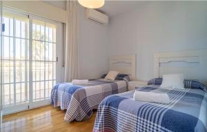 ein Schlafzimmer mit zwei Betten und einem großen Fenster in der Unterkunft El Pino Cajar Granada in Cájar + 24 Fotos