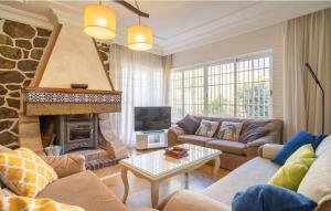 ein Wohnzimmer mit Sofa und Kamin in der Unterkunft El Pino Cajar Granada in Cájar