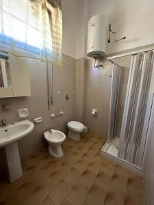 ein Bad mit einem WC, einer Dusche und einem Waschbecken in der Unterkunft Casa Mia Russotto 3 Sicilia in Niscemi