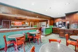 a restaurant with tables and chairs and a counter at OYO Hotel Olympia - Tumwater in Tumwater