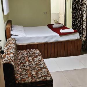 Кровать или кровати в номере Veg park view hotel matheran