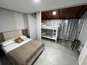 1 dormitorio con cama y escritorio. en Apartamento Frente Mar Vista Lateral, en Bombinhas