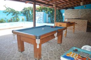 einen Billardtisch in einem Zimmer mit Billardtisch in der Unterkunft Pousada Vovó Zilda Maragogi in Maragogi