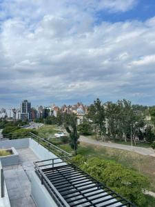 vistas a la ciudad desde el techo de un edificio en Velez Sarsfield Village con Pileta en Córdoba