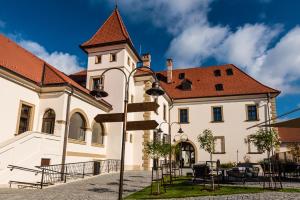 um edifício com uma placa de rua em frente em Kastiel Palffy em Svätý Jur