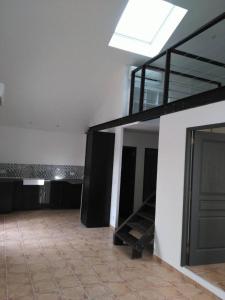 ein leeres Zimmer mit einer Treppe in einem Gebäude in der Unterkunft Piolenc Très bel appartement in Piolenc