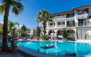 Der Swimmingpool an oder in der Nähe von Zante Plaza Hotel & Apartments