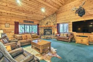 ein Wohnzimmer mit Sofas und einem Flachbild-TV in der Unterkunft The Forest View Lodge in Pinetop-Lakeside