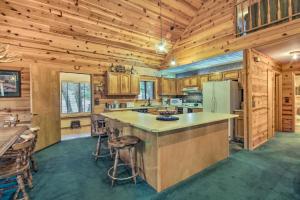 eine Küche mit einer großen Insel in einer Holzhütte in der Unterkunft The Forest View Lodge in Pinetop-Lakeside