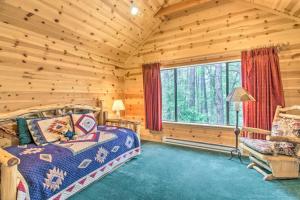 ein Schlafzimmer mit einem Bett in einem Blockhaus in der Unterkunft The Forest View Lodge in Pinetop-Lakeside