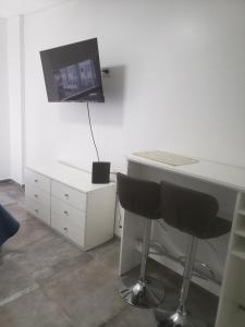 escritorio blanco con 2 sillas y monitor de ordenador en Av. Corrientes 818 - Ciudad de Buenos Aires - en Buenos Aires