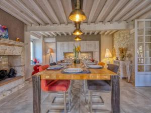 MoncautにあるGîte de la Tourmaline magnifique maison en pierreのダイニングルーム(大きな木製テーブル、椅子付)