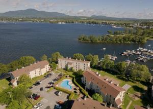 una vista aérea de un complejo situado junto a un cuerpo de agua en Magog Waterfront Studio 106 en Magog-Orford